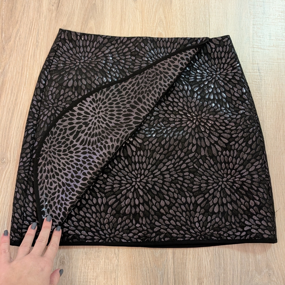 LOFT Women's Black and Gray Metallic Look Floral Skirt Size 6 - Picture 2 of 4